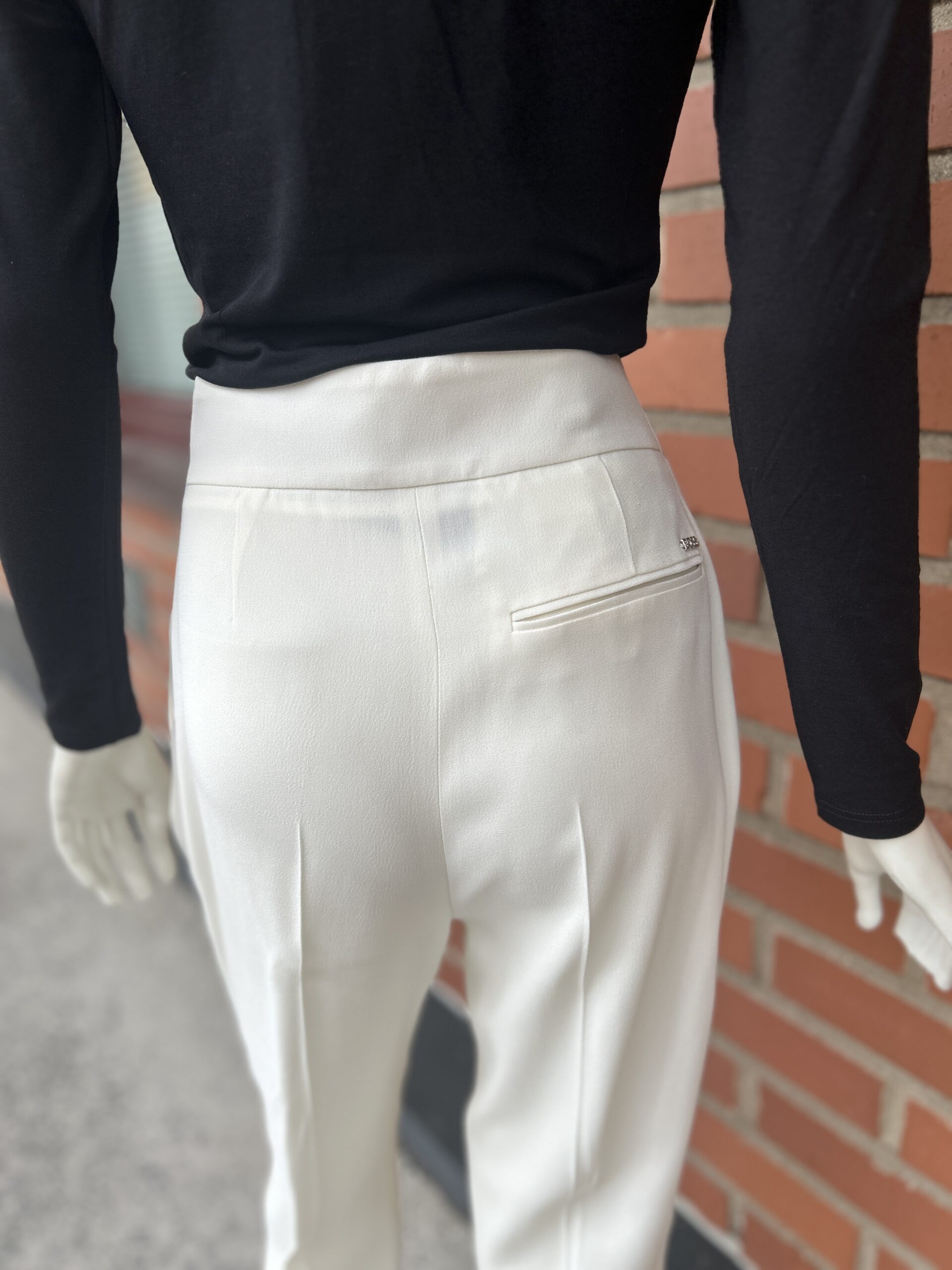 Tiroko kostymbyxa med revär - Bild 4