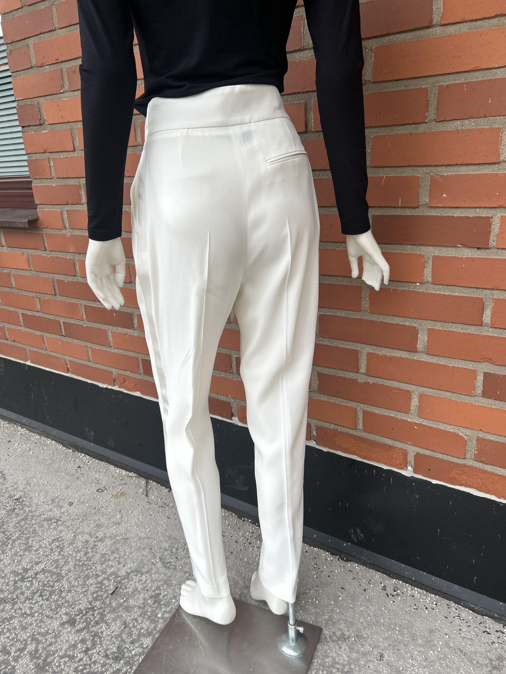 Tiroko kostymbyxa med revär - Bild 6