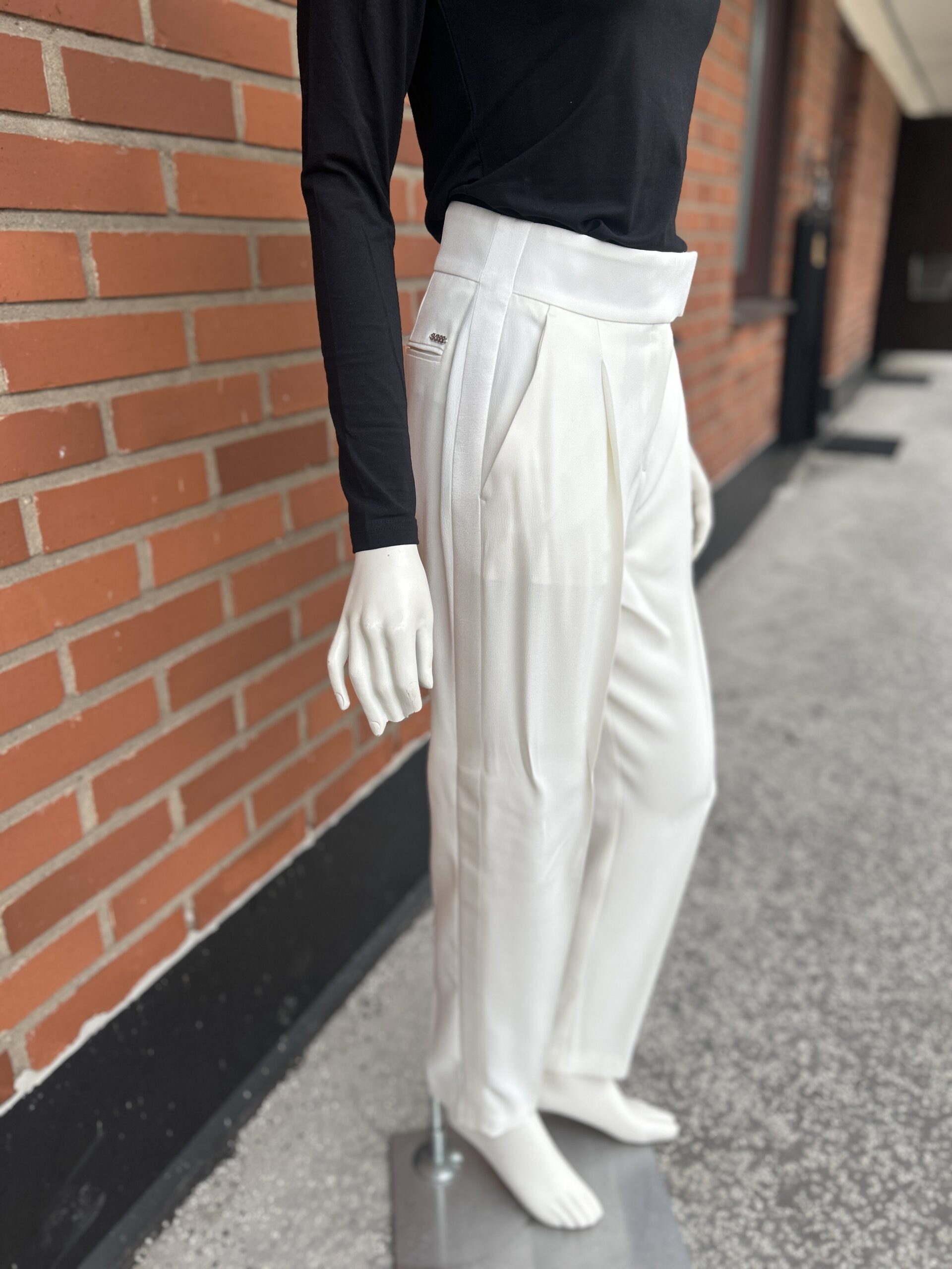 Tiroko kostymbyxa med revär - Bild 5