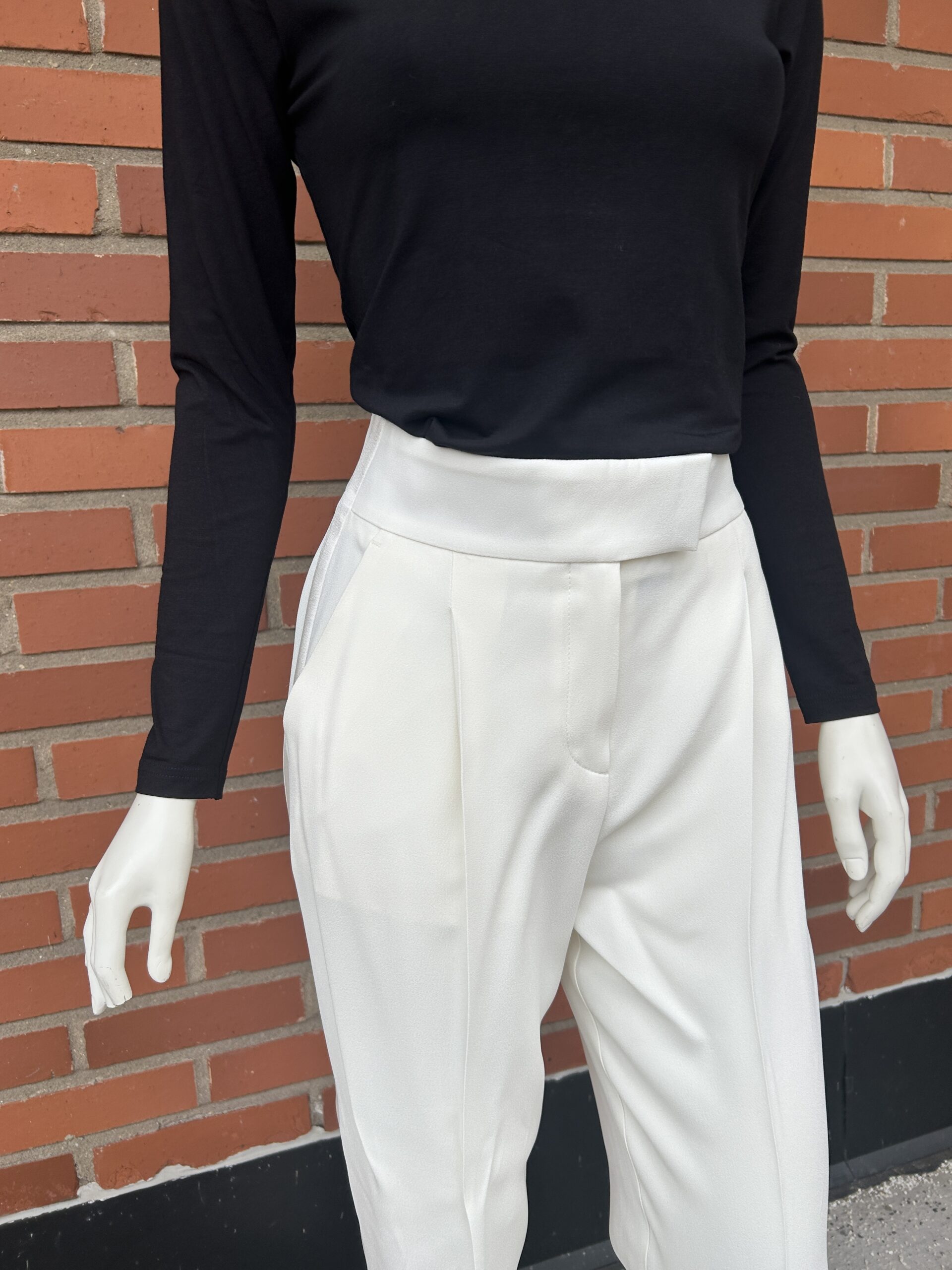 Tiroko kostymbyxa med revär - Bild 2