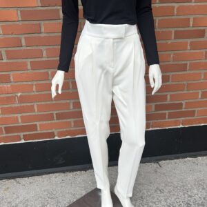 Tiroko kostymbyxa med revär