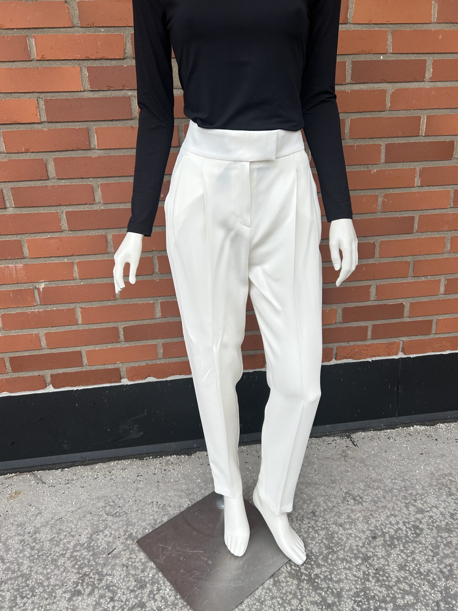 Tiroko kostymbyxa med revär