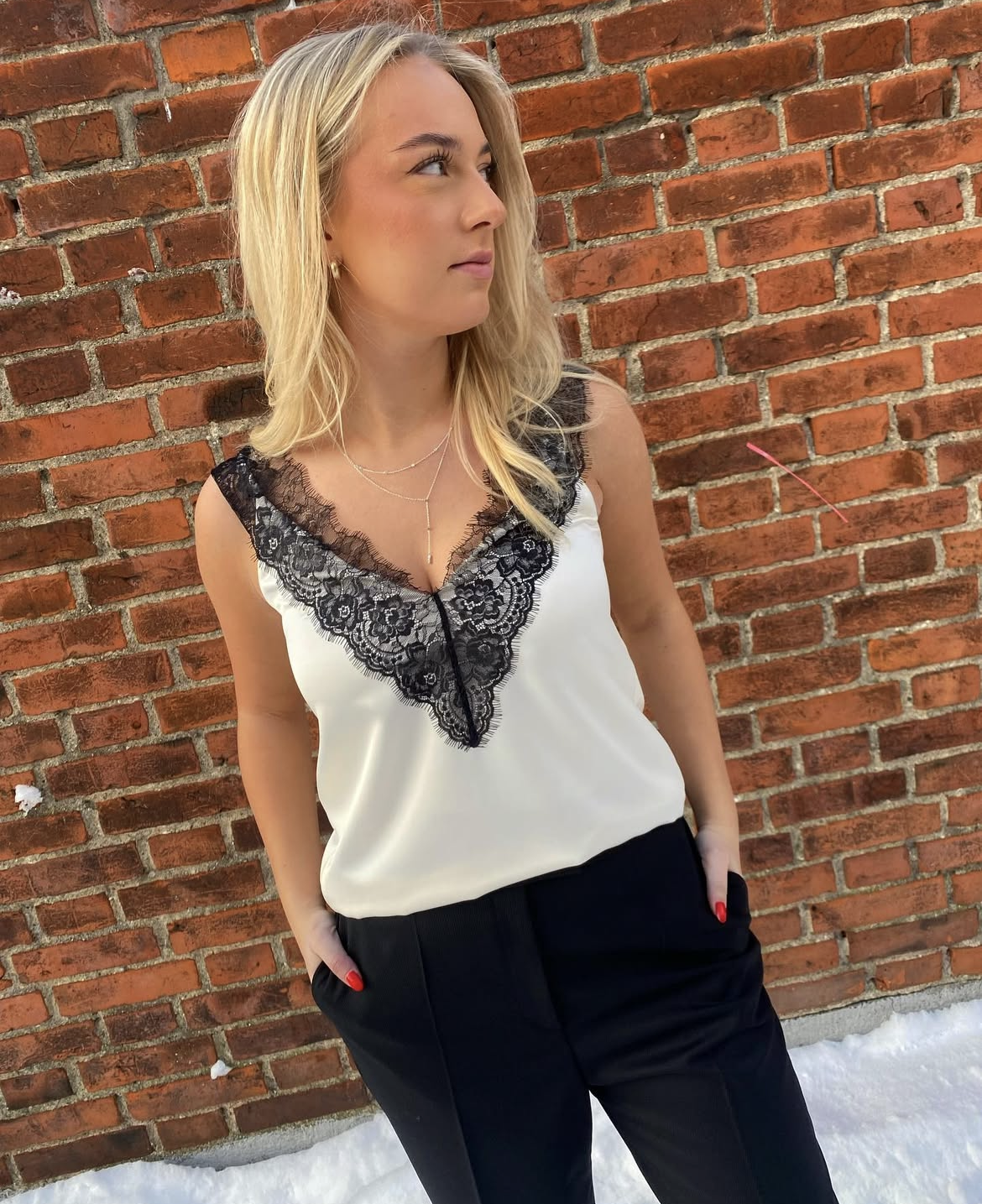 Belinga offwhite linne med svart spets