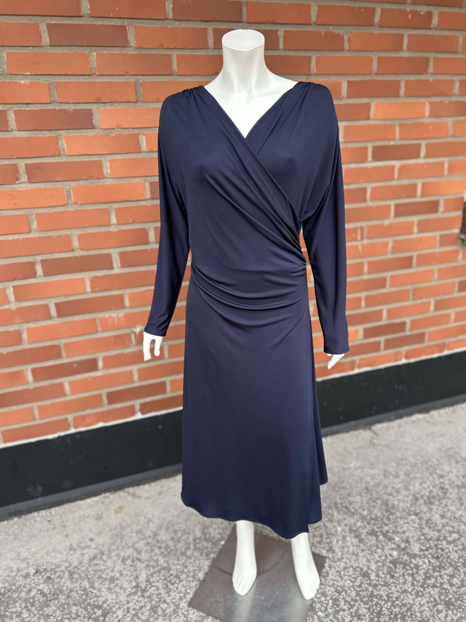 Ettita omlottklänning marinblå