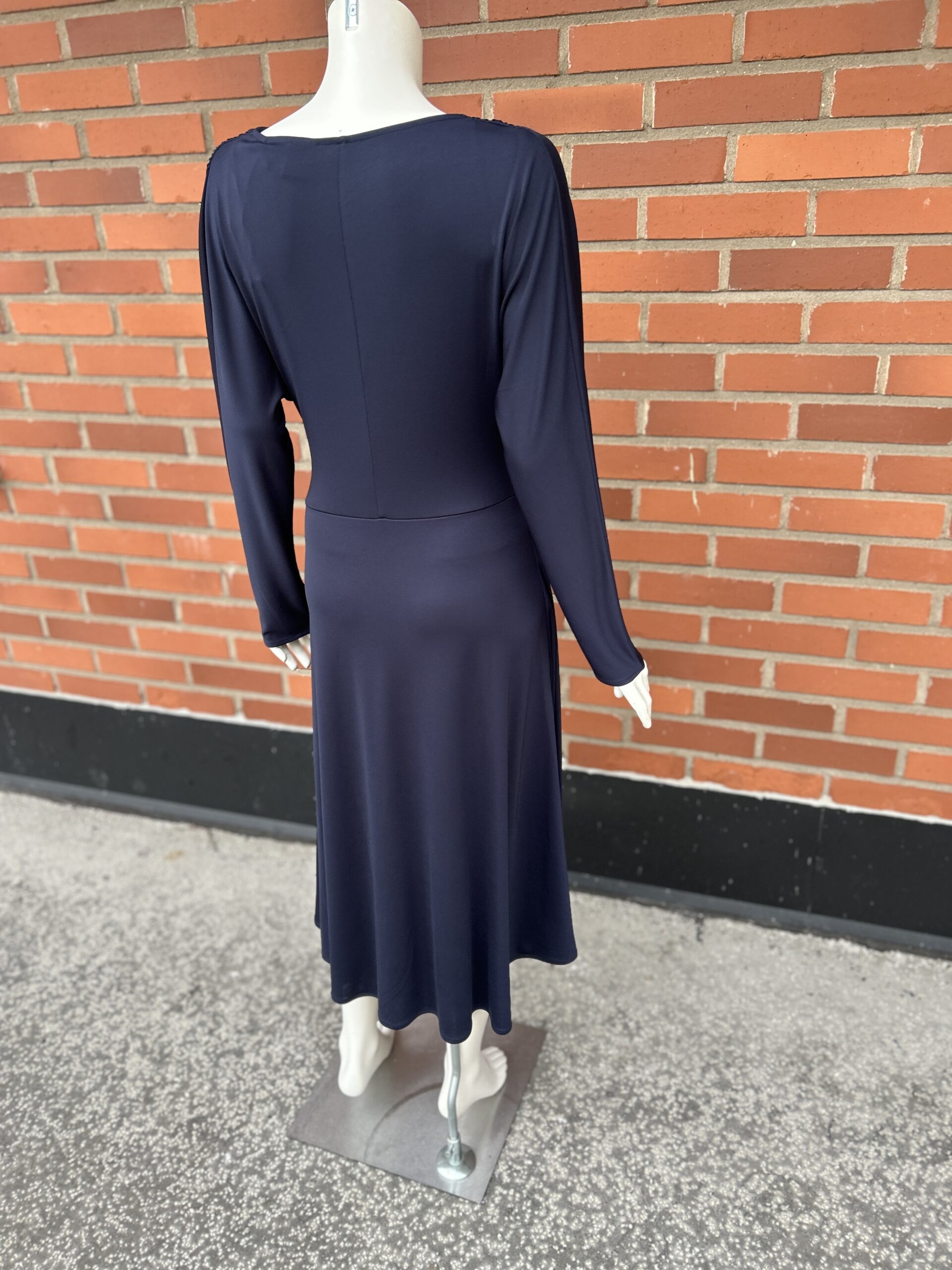 Ettita omlottklänning marinblå - Bild 2